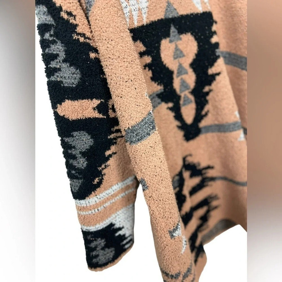 Davi & Dani • Aztec One Button Cardigan - Picture 7 of 9